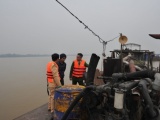 Hà Nội: Bắt quả tang 4 tàu hút cát trái phép trên sông Hồng
