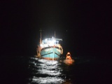 Tàu SAR 412 cứu hộ thành công 11 ngư dân và tàu cá bị trôi tự do trên biển
