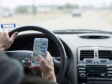 Đề xuất cấm dùng điện thoại di động khi điều khiển phương tiện tham gia giao thông