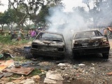 TP. HCM: Đốt rác gây cháy lan, 2 ô tô bị thiêu rụi
