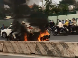 Xe máy bốc cháy trơ khung trên xa lộ Hà Nội