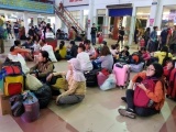 Tàu Tết Sài Gòn - Hà Nội trễ chuyến, hàng nghìn khách vạ vật ở sân ga