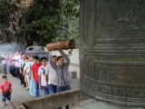 Người Sài Gòn xếp hàng để được gõ chuông chùa ngày đầu năm
