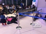 Nỗi kinh hoàng sau Tết: Chen lấn xe đò trở lại công việc, nằm vạ vật ở sân bay