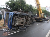 Đà Nẵng: Xe tải lật nhào, hàng tấn dưa hấu đổ ra đường