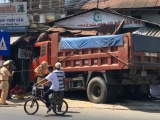 Đồng Nai: Xe ben tông sập nhà dân bên đường