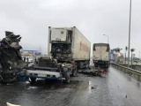 Xe container đối đầu xe tải, 3 người bị thương