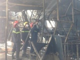 Hà Nội: Cháy lớn, nhiều cửa hàng bị thiêu rụi tại Triều Khúc