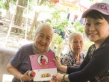 Nghệ sĩ Hương Lan thăm và tặng quà các nghệ sĩ tại viện dưỡng lão