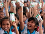 Vinamilk trao 76.500 ly sữa cho trẻ em Vĩnh Long