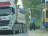Quảng Bình: Thanh tra giao thông “lạnh lùng” quay đi khi thấy xe quá khổ, quá tải?!