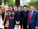 Con 'Vua hàng hiệu' Johnathan Hạnh Nguyễn đứng bán hàng
