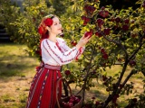 Lãnh sự danh dự Lý Nhã Kỳ xinh đẹp trong trang phục truyền thống của Romania