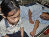 Mẹ bỏ đi, bé 7 tuổi lên viện chăm bố thập tử nhất sinh