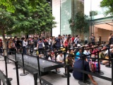 Hàng người dài xếp hàng để mua iPhone ở Singapore