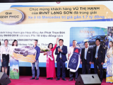 Bảo Việt trao xe Mercedes-Benz C200 trong chương trình “Mùa hè sôi động”