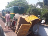 Hà Nội: Tàu hỏa tông xe tải, 5 người bị thương nặng