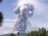 Núi lửa phun cao 4km ở Indonesia sau thảm họa kép động đất - sóng thần