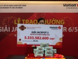 Nữ khách hàng ở TP.HCM trúng Vietlott hơn 5,3 tỷ đồng