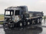 Xe tải chở nhựa đường bốc cháy ngùn ngụt trên QL 21