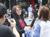 Hoa hậu H’hen Niê “dở khóc dở cười” khi cải trang phỏng vấn người đi đường
