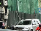 Hà Nội: Sắt từ công trình lại rơi, tài xế ô tô suýt mất mạng