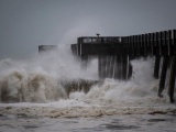 Mỹ oằn mình hứng chịu cơn bão mạnh nhất trong vòng 26 năm