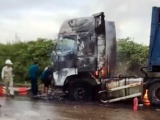Nghệ An: Xe đầu kéo bất ngờ bốc cháy dữ dội