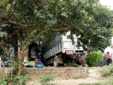 Nghệ An: Xe tải mất lái lao vào quán sửa xe