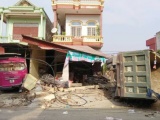 Thanh Hóa: Tránh xe trên đường, xe tải đâm sập nhà dân