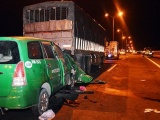 Taxi tông xe tải đang dừng trên cầu Cần Thơ, 3 người tử vong