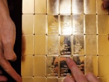 Giá vàng ngày 18/10: Vàng thế giới vẫn treo cao