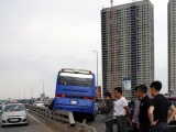 Hà Nội: Xe khách tông nát dải phân cách trên cầu Nhật Tân, văng bánh ra xa