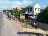 Nghệ An: Ô tô mất lái đâm sập nhà dân, 3 người bị thương nguy kịch