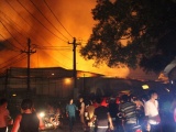Đồng Nai: Nhiều xưởng gỗ bốc cháy dữ dội trong đêm