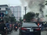 Hà Nội: Tiệm sửa xe máy bốc cháy dữ dội sau tiếng nổ lớn