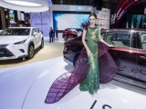 Quán quân Asia's Next Top Model mùa đầu tiên nổi bật khi diện váy Hoàng Hải