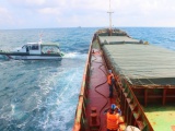 Tạm giữ tàu vận chuyển gần 3.000 tấn than không rõ nguồn gốc