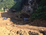 Hòa Bình: Hơn 100 người giải cứu 2 phu vàng mắc kẹt trong hang
