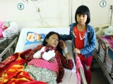 Mẹ nguy kịch trên giường bệnh, con gái 9 tuổi thiếu tiền để truyền máu