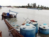 Thuyền chở hàng chục tấn axit chìm trên sông Đồng Nai