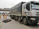 Hà Nội: Xe tải cuốn xe máy vào gầm, 1 người tử vong