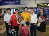Tuấn Vũ hạnh phúc trong vòng vây khán giả tại sân bay Nội Bài