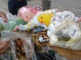 Hà Nội: Phát hiện bé trai kháu khỉnh bị bỏ rơi trong thùng gom rác
