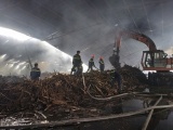'Bà hỏa' ghé thăm, hơn 3.000m2 nhà xưởng gỗ bị thiêu rụi