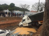 Quảng Ninh: Xe container mất lái càn quét, 2 bà cháu thoát chết trong gang tấc