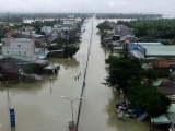 Mưa lũ ở Trung Bộ: Nước ngập đến cổ người, hàng trăm ngôi nhà chỉ thấy nóc