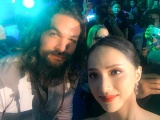 Hoa hậu Hương Giang chụp hình selfile cùng Jason Momoa trong sự kiện ra mắt Aquaman