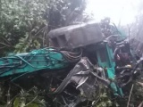 Sơn La: Xe tải chở máy xúc lao xuống vực, 4 người thương vong