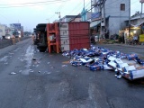 Xe container nổ bánh lật nghiêng, hàng trăm thùng bia tràn ra đường